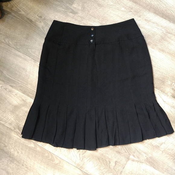 Black flowy mini skirt size 8P - Picture 4 of 6